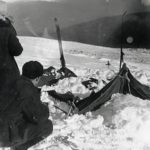 Ein Zelt der Wandergruppe nach dem Auffinden am Djatlow-Pass